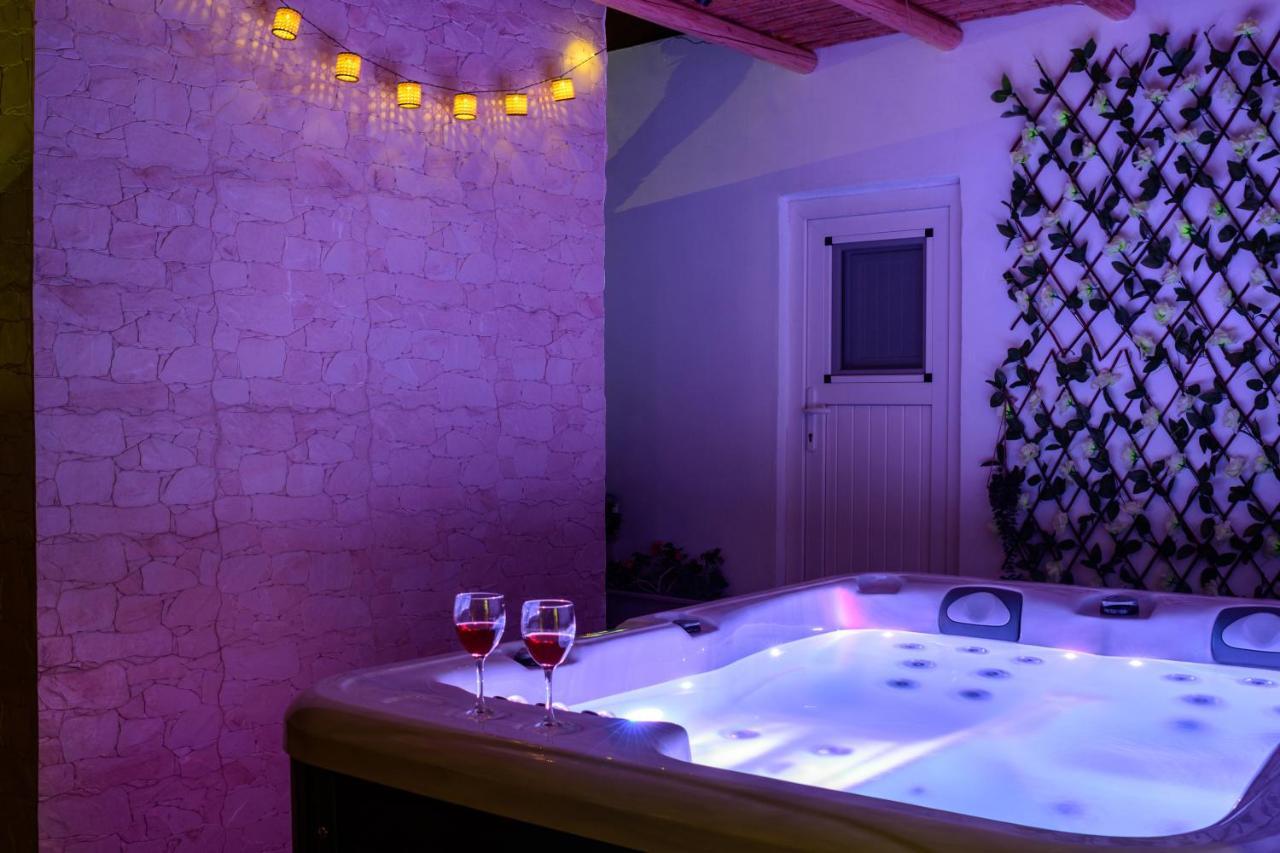 Appartamento Heart Of Oia - Private House With Jacuzzi Esterno foto